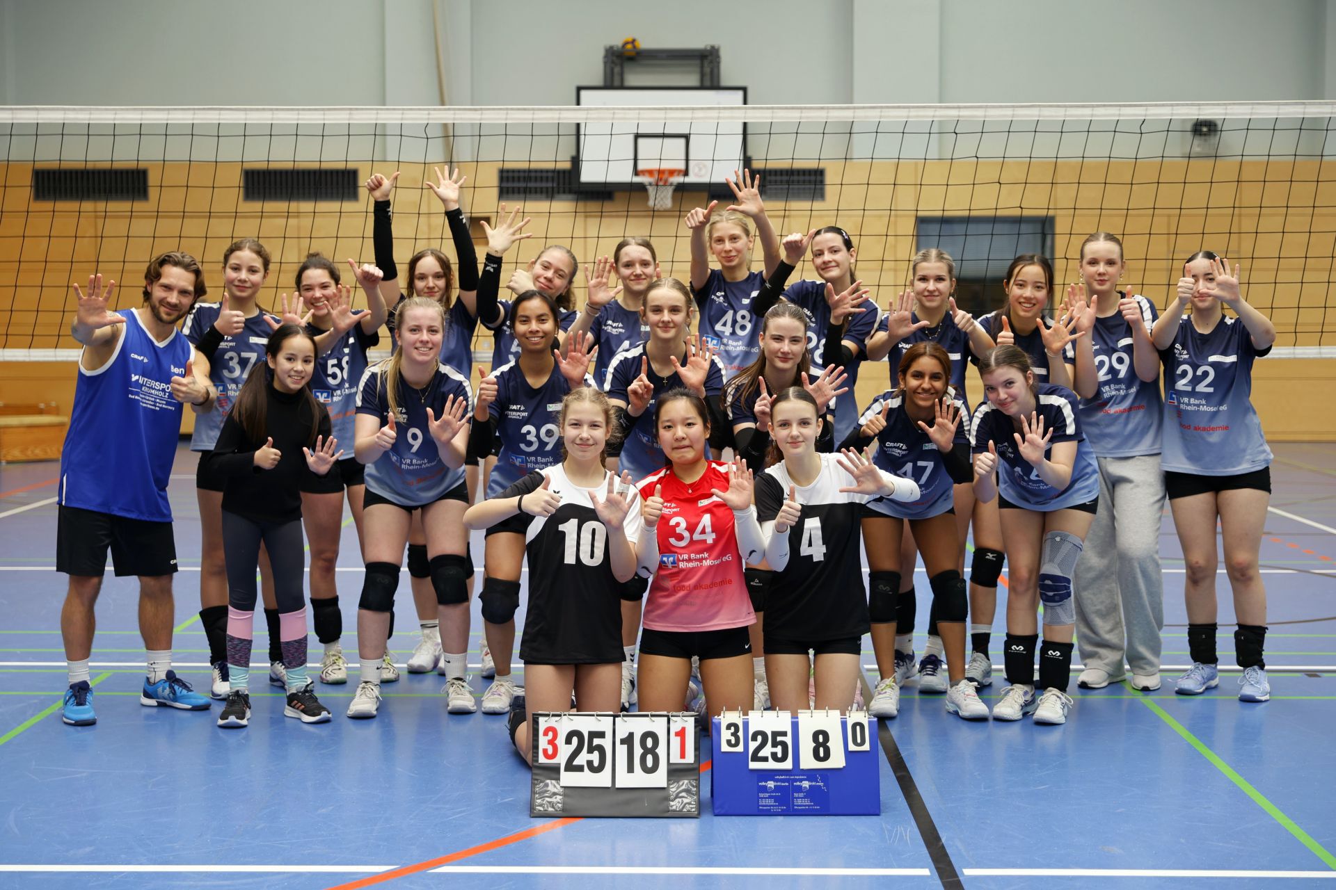 &Uuml;bergl&uuml;cklich zeigten sich beide Mannschaften nach dem erfolgreichen Heimspieltag.