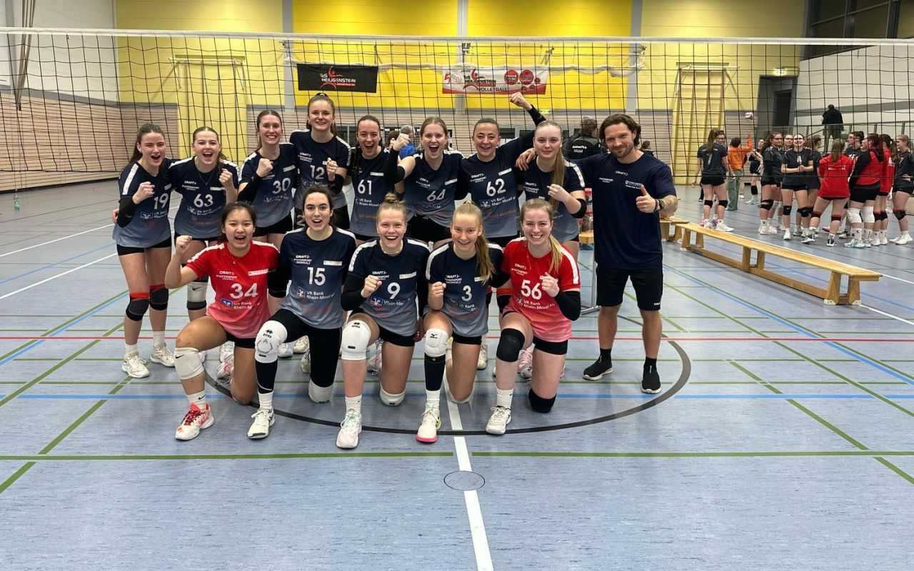 Hintere Reihe v.l.n.r.: Julia von Kielpinski (19), Victoria Winschu (63), Carla Ehre (30), Karina Klum (12), Lilian Thomas (61), Merle Schneider (64),                                    Francesca Herlach (62), Djamila Roll (9), Trainer Benjamin Me&szlig;ner Vordere Reihe v.l.n.r.: Ly Nguyen (34), Johanna Schmidt (15), Lola Ebner (9), Liv Dobbertin (3), Laura Neufeld (56)