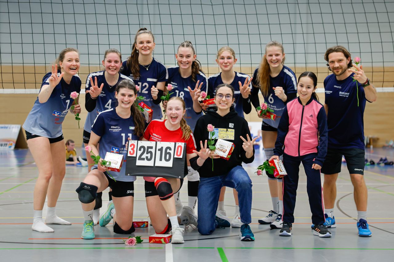 Das überglückliche Team nach dem glatten 3:0 Sieg gegen die TSG Mainz - Bretzenheim. Foto: Tobias Jenatschek