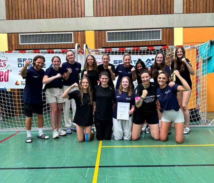 Die erfolgreich Mannschaft mit ihrem Trainer Benjamin Me&szlig;ner nach ihrem Sieg im Finale gegen Sinzig.