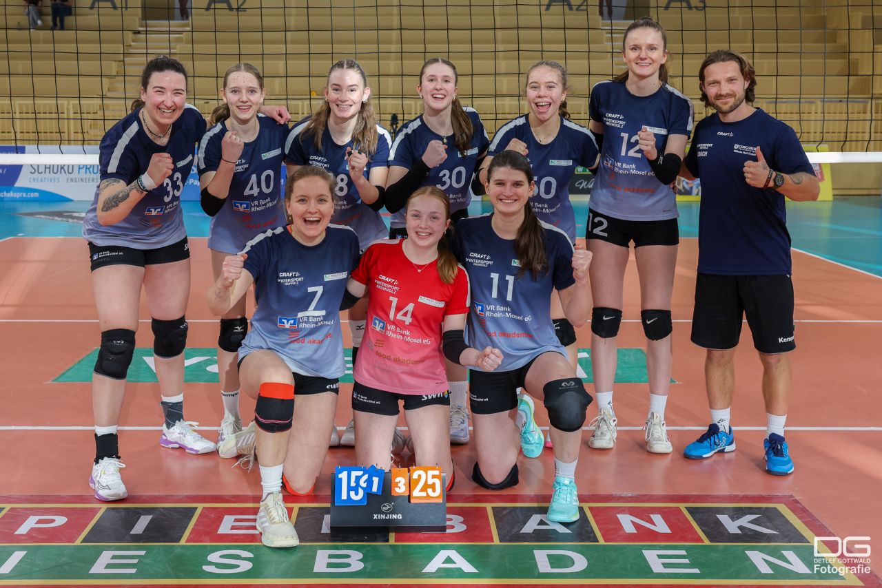 Das erfolgreiche Team nach dem 3:1 Sieg in Wiesbaden: Hintere Reihe v.l.n.r.: Lisa Guillermard (33), Melina Winzen (40), Luca Kalter (18), Carla Ehre (30), Milla Holspach (50), Karina Klum(12) und Trainer Benjamin Meßner Vordere Reihe v.l.n.r.: Maike Hammes (7),Christine Walth (19), Miriam Sevenich (11). Foto: @detlef_gottwald