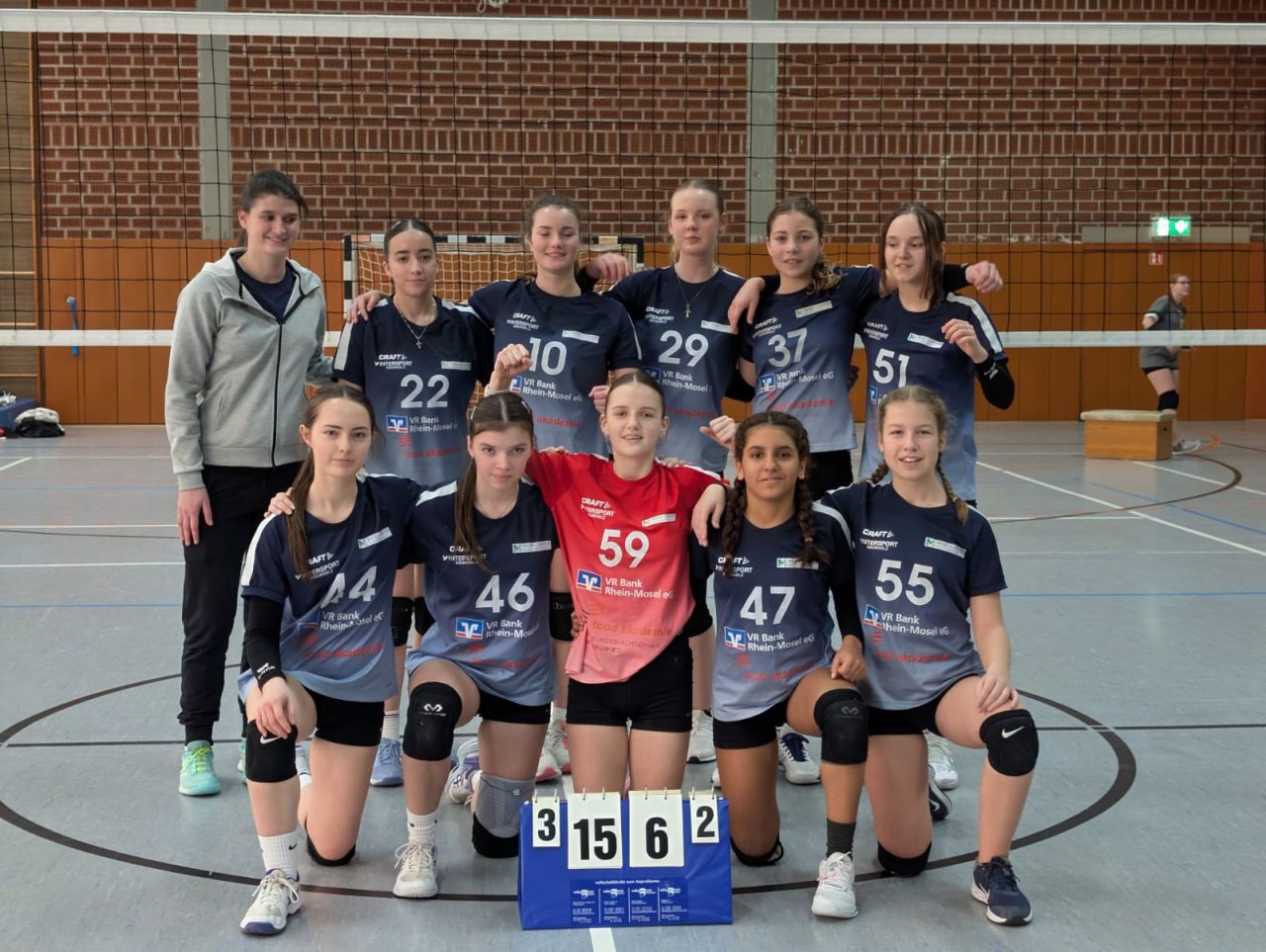 Die siegreiche Mannschaft nach dem Spiel gegen Oberbieber. Hintere Reihe v.l.n.r.:  Miriam Sevenich (Coach), Valeria Sch&auml;fer (22), Laurice Reinemann (10), Ella Saidel (29), Anna Schmidt (37) und Jil Flach (51) Vordere Reihe v.l.n.r.: Sophie Rams (44), Jasmina Gorr (46), Zora Schneider (59), Lujain Maazoui (47), und Lea Szabelski (55)