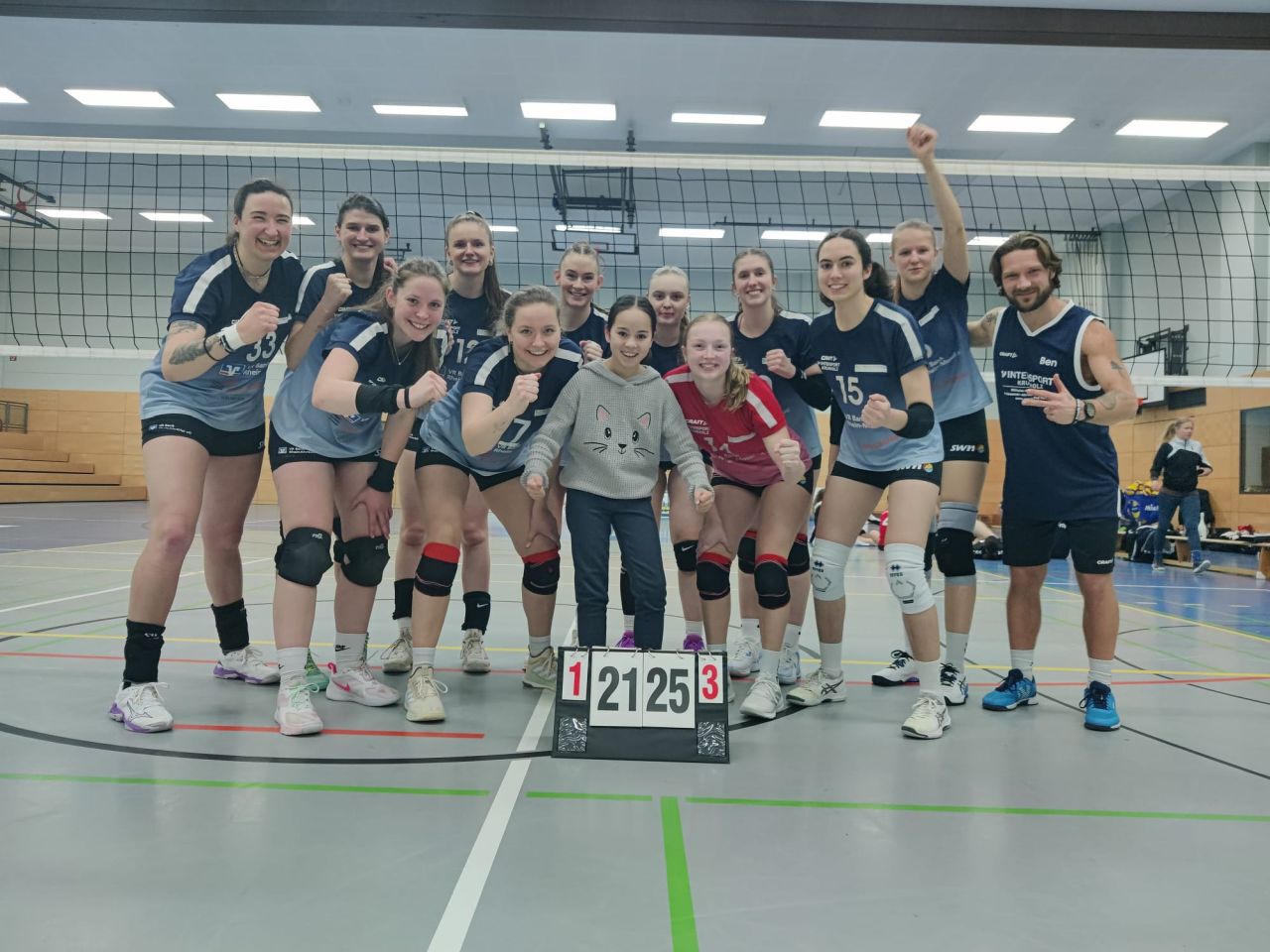 Die siegreiche Mannschaft nach dem Spiel gegen Bad homburg. Hintere Reihe v.l.n.r.:  Lisa Guillmard, Miriam Sevenich, Karina Klum, Luca Kalter, Djamila Roll, Carla Ehre, Vanessa Trambow, Trainer Benjamin Me&szlig;ner Vordere Reihe v.l.n.r.: Emma Fuchs, Maike Hammes, Emilia Giersch, (Co-Tranerin), Christine Walth, Johanna Schmidt