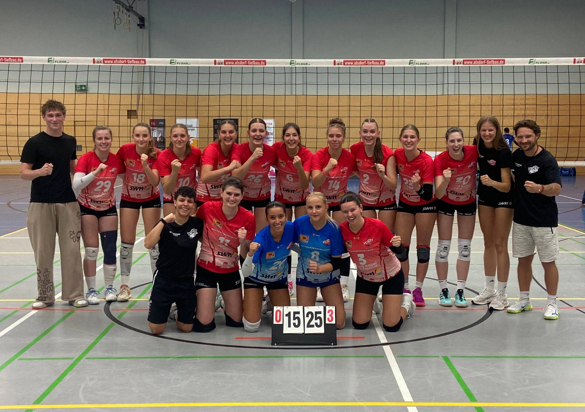 Überglücklich und erleichtert feiert das VCN Regionalligateam den 3:0 Erfolg