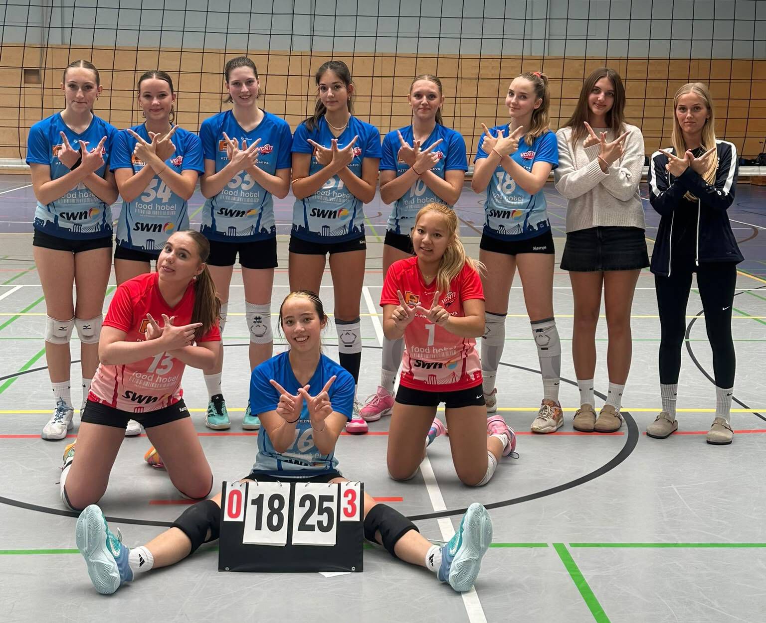 v.l.n.r.: Lilli Beginen (32), Nina Dabrowski (34), Lea Geisbüsch (33), Theia Iordache (31), Melina Winsen (10), Tilda Fuhr (18), Leonie Gense, Mara Michels vorne v.l.n.r.: Mia Monschauer (13), Sora Shin (16), Ly Nguyen (1)