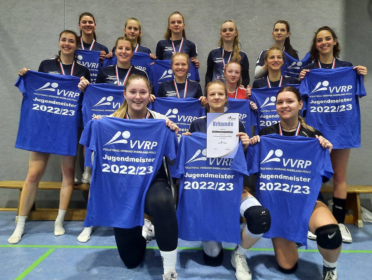 Hintere Reihe von l.n.r. : Lenja Schwandt, Nicole Turmovich, Karina Klum, Djamila Roll und Lilli Schwarzkopf. Mittlere Reihe von l.n.r. : Maya Sendner, Carla Fuchs, Lola Ebner, Christine Walth, Alice Turmovich, Kathi Breitenbach Vordere Reihe von l.n.r. : Alexandra Schäfer, Vanessa Trambow und Asja Haznadar.