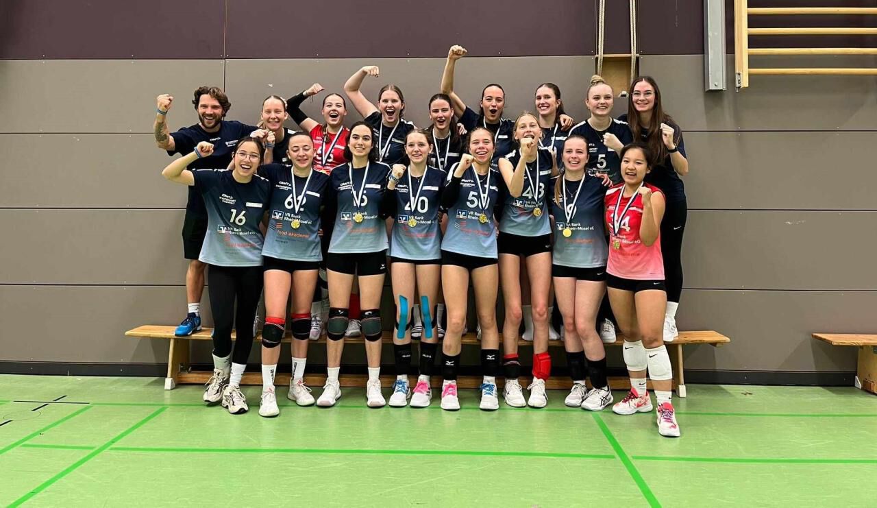 Obere Reihe v.l.n.r.: Trainer Benjamin Me&szlig;ner, Liv Dobbertin, Victoria Winschu, Merle Schneider, Julia von Kielpinski, Lilian Thomas, Djamia Roll, Co-Trainerin Luca Kalter   Untere Reihe v.l.n.r.: Sora Shin, Francesa Herlach, Johanna Schmidt, Melina Winzen, Milla Hospach, Ella Sch&auml;per, Laura Neufeld, Ly Nguyen   Auf dem Foto fehlen: Lola Ebner, Willow Johson und Karina Klum