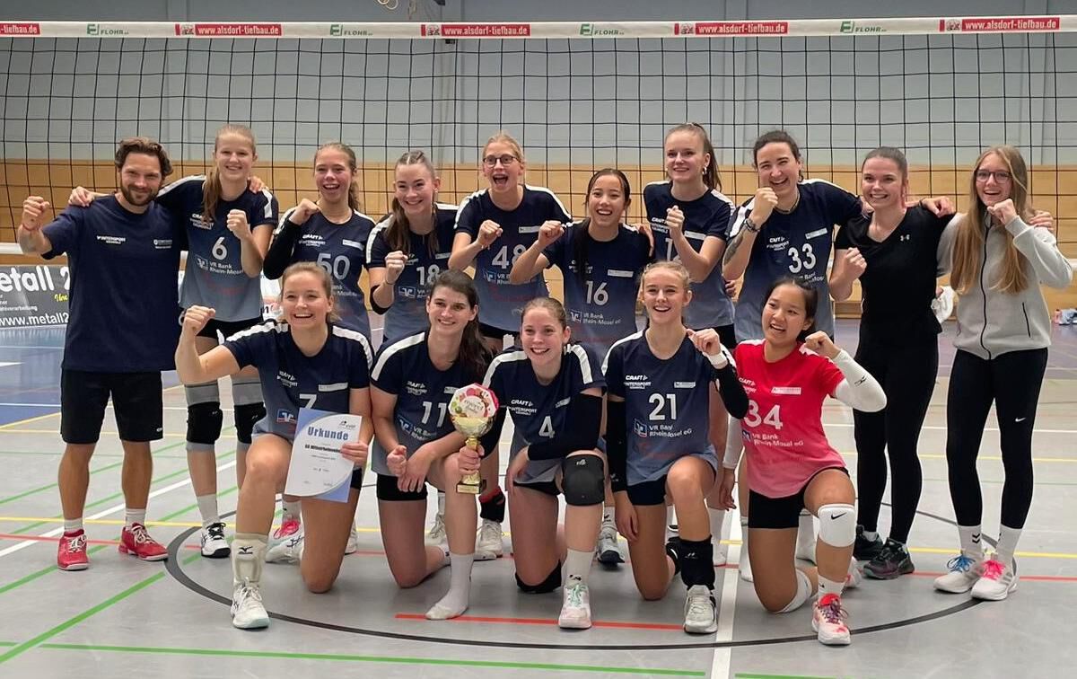 Die &uuml;bergl&uuml;cklichere Spielerinnen nach ihrem Pokalsieg. Unterst&uuml;tzt wurde das Regionalligateam                                  an diesem Tag von einigen talentierten M&auml;dels aus der Bezirksklasse und der Bezirksliga.