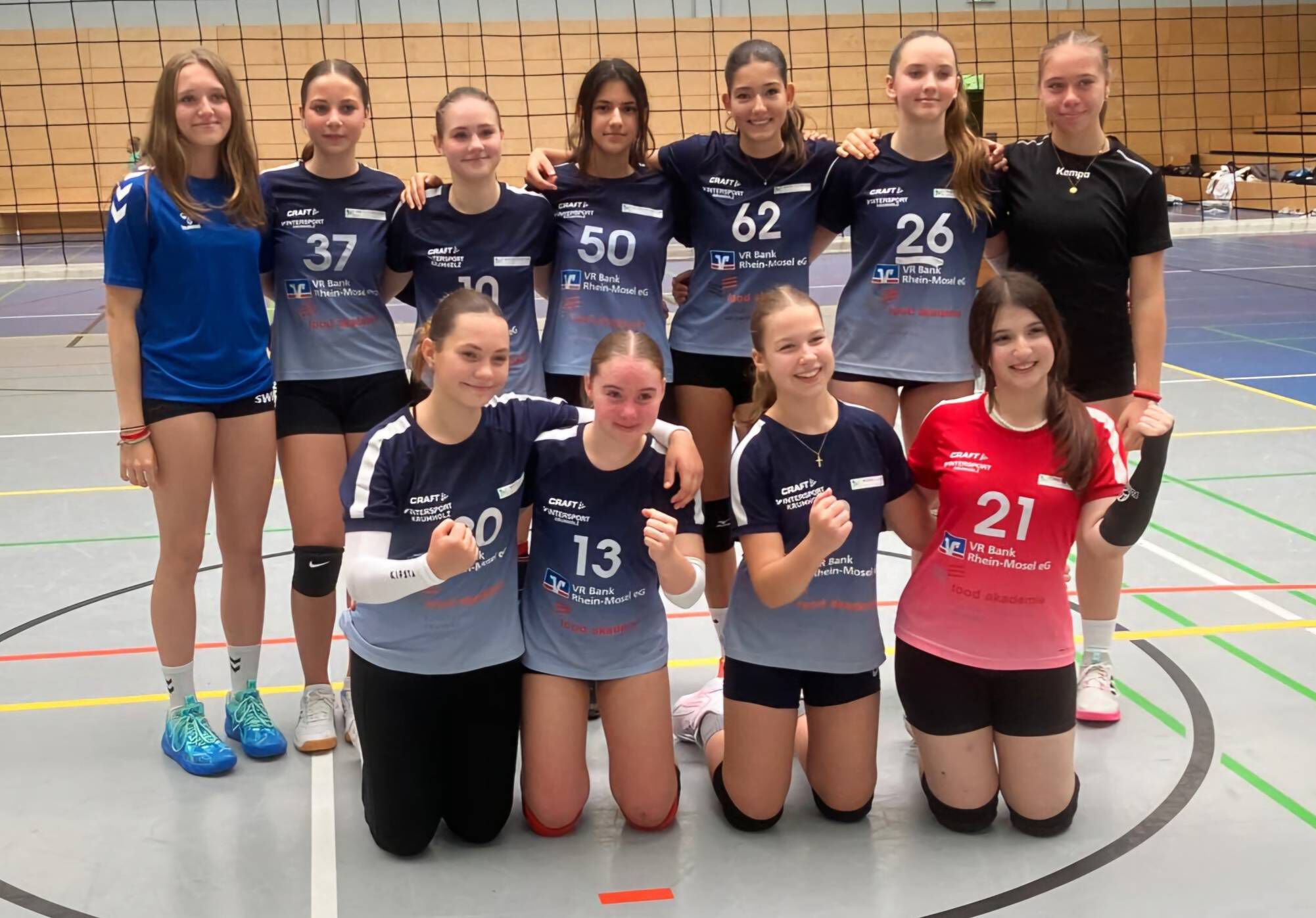 Hintere Reihe v.l.n.r.: Co-Trainerin Melina Winzen, Anna Maria Schmidt (37), Julia K&ouml;nig (10), Nil&uuml;fer Keles (50), Theia Iordache (62), Tilda Fuhr (26),                                     Trainerin Milla Holspach   Vordere Reihe v.l.n.r.: Bella Wunderlich (20), Mia Monschauer (13), Lea Szabelski (8) und Merve Kavasoglu (21).