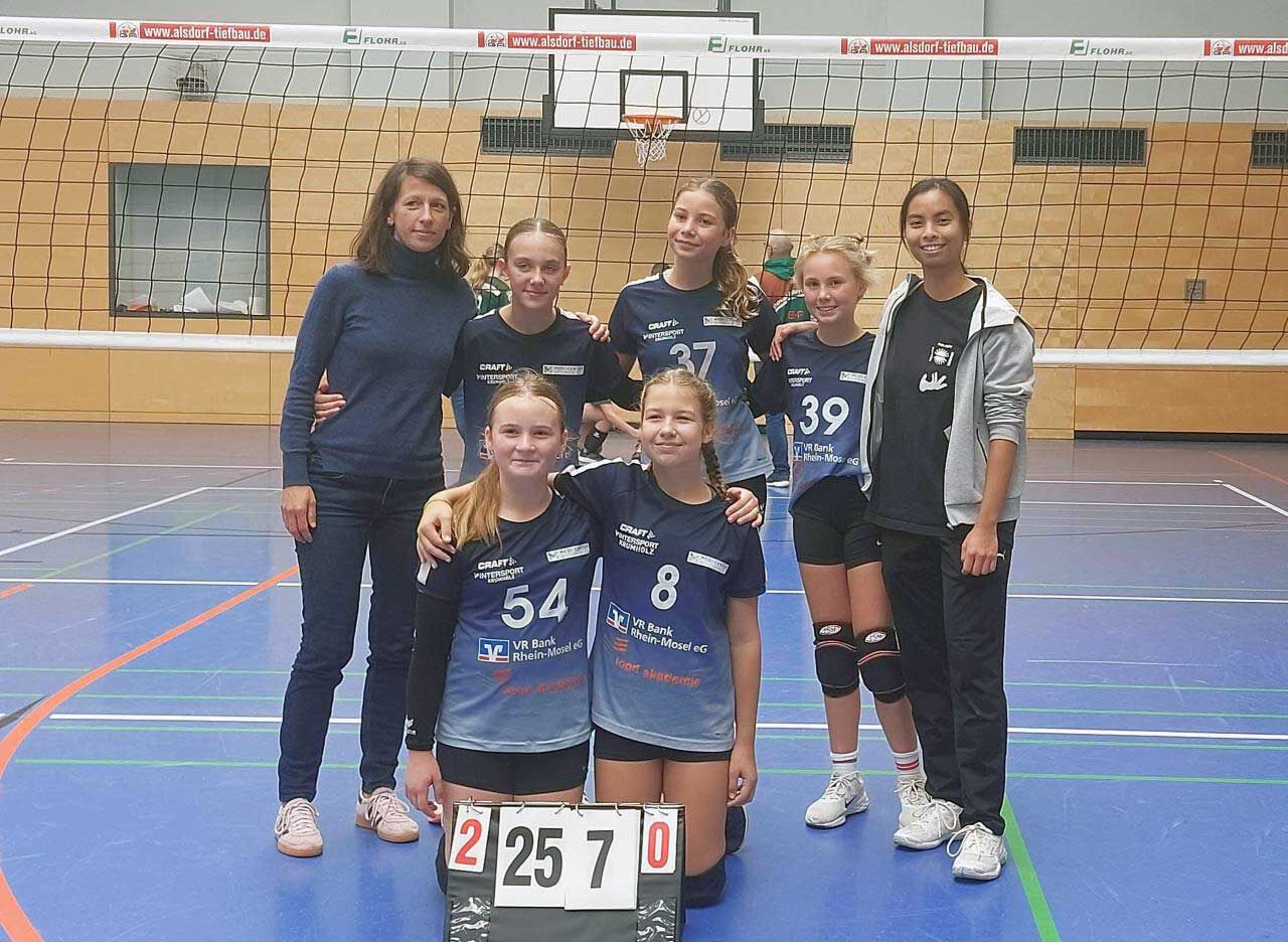 Das siegreiche U14 Team hintere Reihe v.l.n.r.: Julia L&ouml;ser (Mutter), Amelie L&ouml;ser (55), Anna Maria Schmidt (37), Luisa Wochnik (39), Vanessa Nguyen, vordere Reihe v.l.n.r.: Iva Hoysak (54), Lea Szabelski (8)